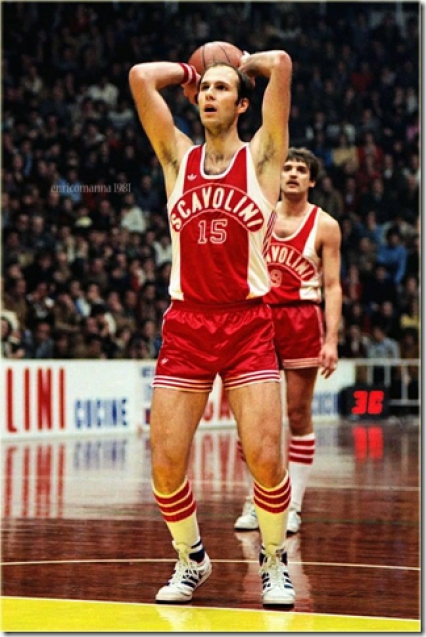 Il particolare e unico caricamento del tiro da parte di Mike Silvester